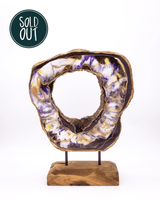 Ornamentständer aus Teakholz mit Resin - Violett Weiß